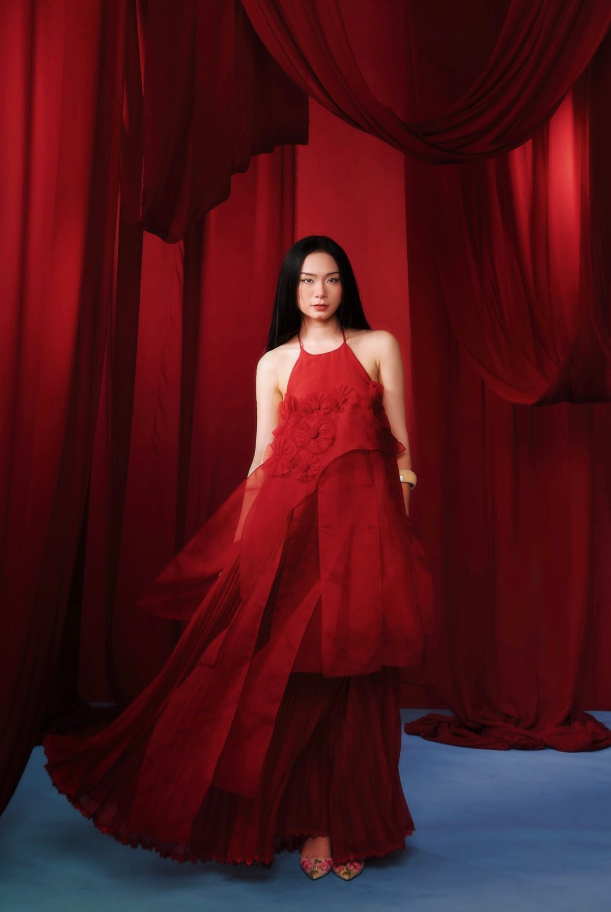 {"ARInfo":{"IsUseAR":false},"Version":"1.0.0","MakeupInfo":{"IsUseMakeup":false},"FaceliftInfo":{"IsChangeEyeLift":false,"IsChangeFacelift":false,"IsChangePostureLift":false,"IsChangeNose":false,"IsChangeFaceChin":false,"IsChangeMouth":false,"IsChangeThinFace":true},"BeautyInfo":{"SwitchMedicatedAcne":false,"IsAIBeauty":false,"IsBrightEyes":false,"IsSharpen":false,"IsOldBeauty":false,"IsReduceBlackEyes":false},"HandlerInfo":{"AppName":2},"FilterInfo":{"IsUseFilter":false}}